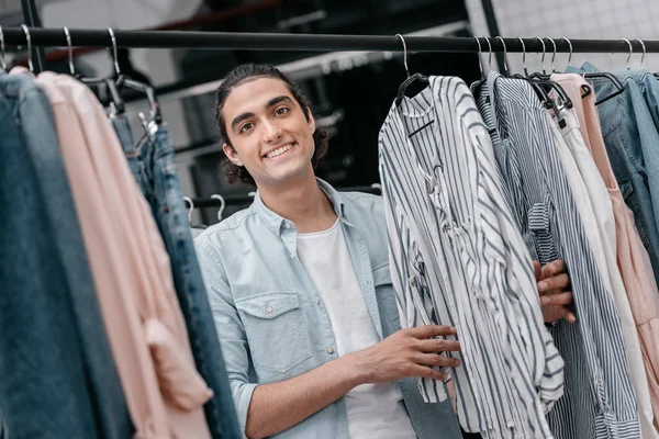 Man working in boutique — Stock Photo