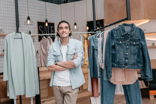 Hombre trabajando en boutique - foto de stock