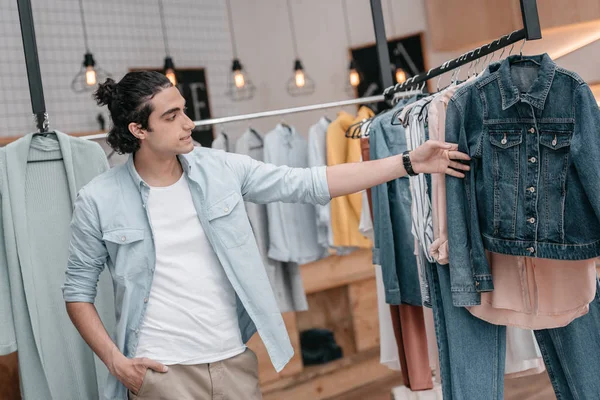 Hombre trabajando en boutique - foto de stock