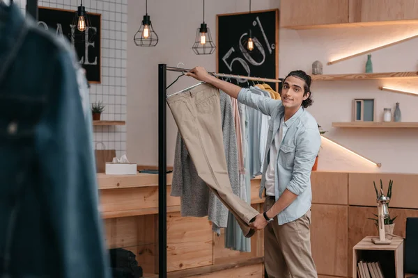 Hombre trabajando en boutique - foto de stock