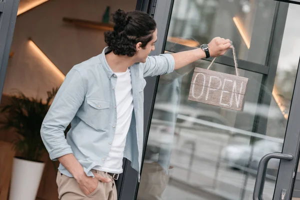 Propriétaire du magasin avec enseigne ouverte — Photo de stock