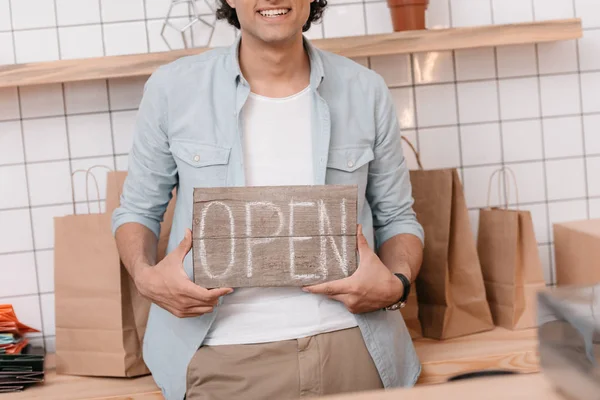 Propriétaire du magasin avec enseigne ouverte — Photo de stock