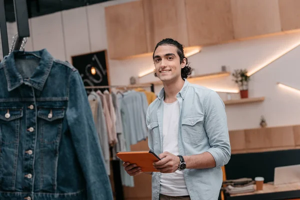 Homem com tablet digital em boutique — Fotografia de Stock