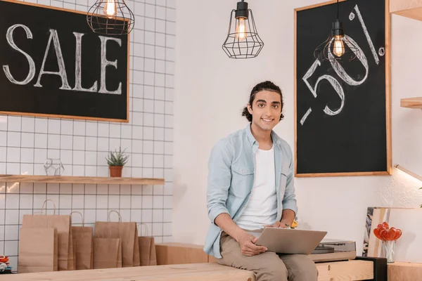 Jeune homme en utilisant un ordinateur portable — Photo de stock