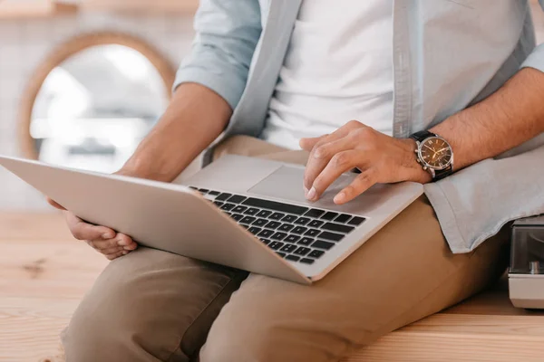 Young man using laptop — Stock Photo