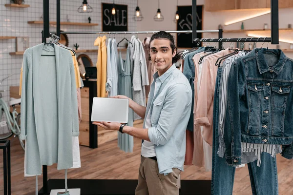 Hombre con tableta digital en boutique - foto de stock