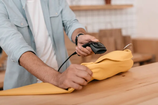 Vendedor escanear ropa - foto de stock