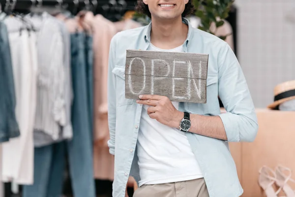 Propietario de tienda con signo abierto - foto de stock