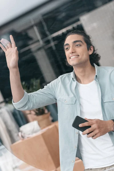 Joven con smartphone - foto de stock