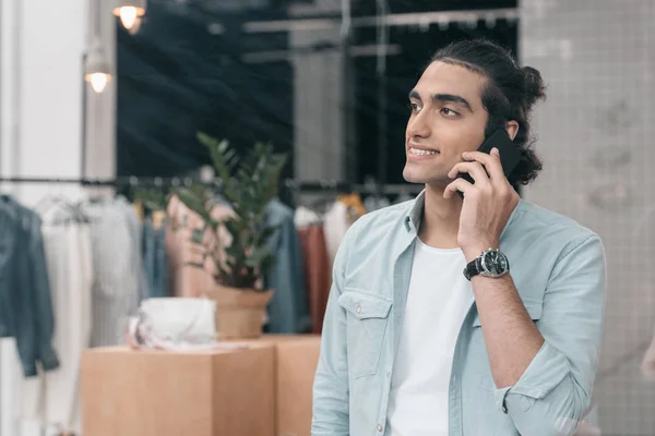 Jeune homme avec smartphone — Photo de stock