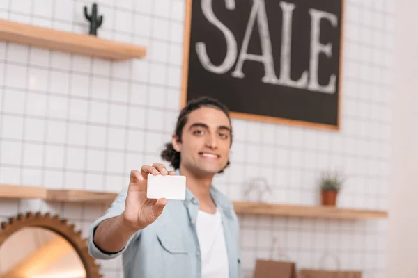 Homme montrant la carte de visite — Photo de stock