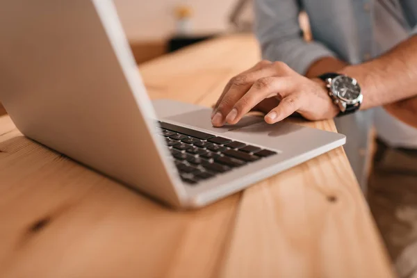 Mann benutzt Laptop — Stockfoto