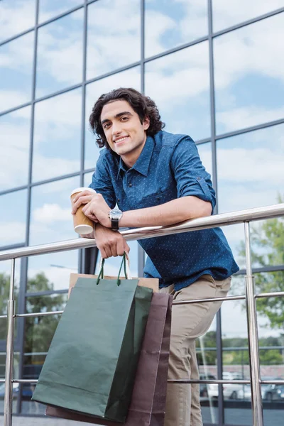 Hombre joven con bolsas de compras - foto de stock