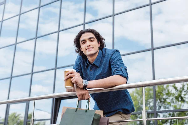 Junger Mann mit Einkaufstüten — Stockfoto