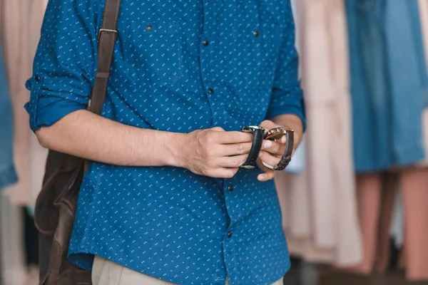 Homme choisissant montres-bracelets en boutique — Photo de stock