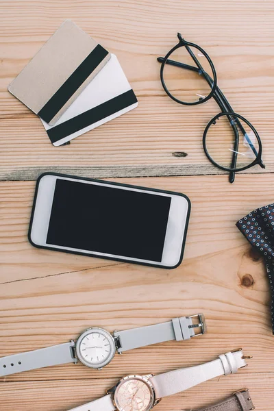 Smartphone y tarjetas de crédito - foto de stock