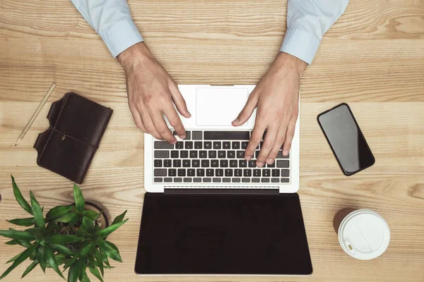 Uomo d'affari che lavora con il computer portatile — Foto stock