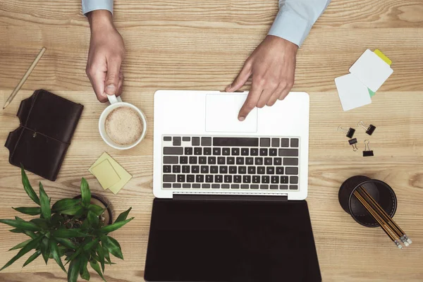 Homme d'affaires travaillant avec un ordinateur portable — Photo de stock