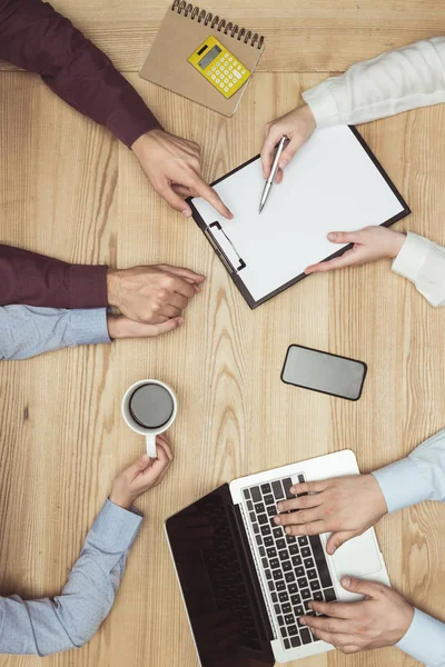 Empresarios reunidos en el lugar de trabajo - foto de stock