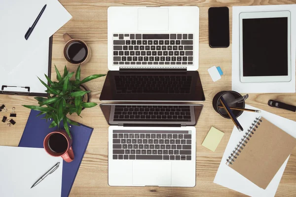 Ordinateurs portables et gadgets sur le lieu de travail — Photo de stock