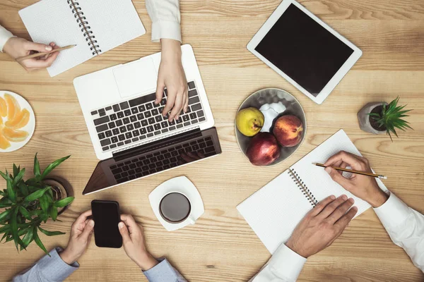 Empresarios reunidos en el lugar de trabajo - foto de stock