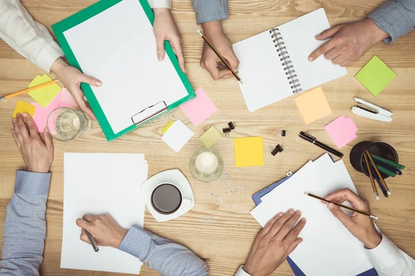 Empresarios reunidos en el lugar de trabajo - foto de stock