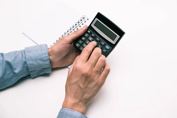 Mãos com calculadora e bloco de notas — Fotografia de Stock