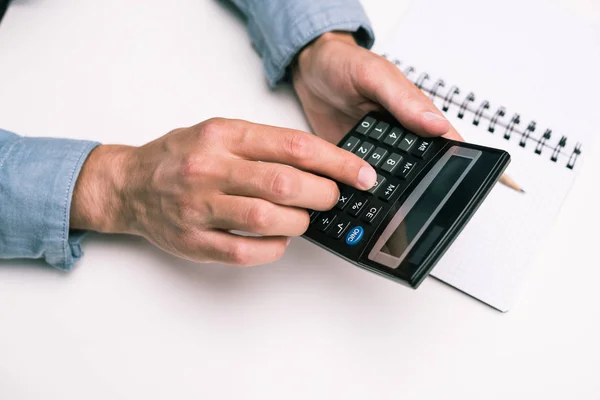 Mãos com calculadora e bloco de notas — Fotografia de Stock