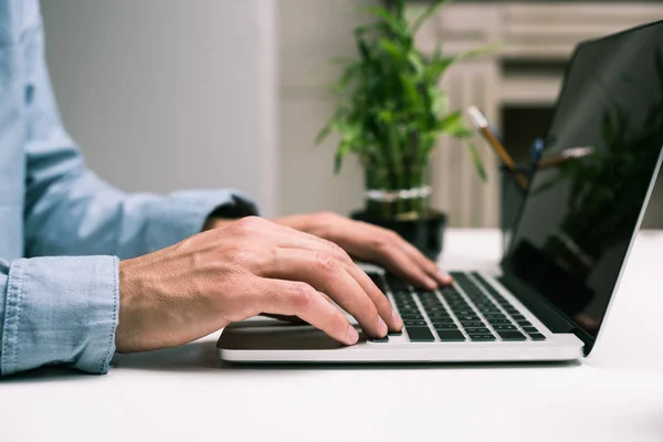 Manos escribiendo en el ordenador portátil - foto de stock