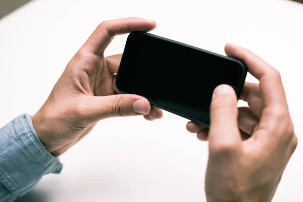 Persona usando teléfono inteligente - foto de stock