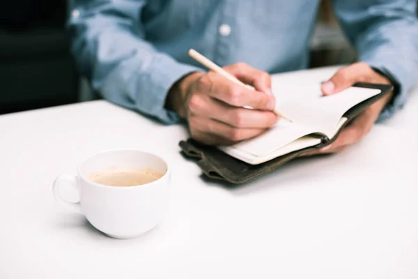 Homme écrivant dans le journal intime — Photo de stock