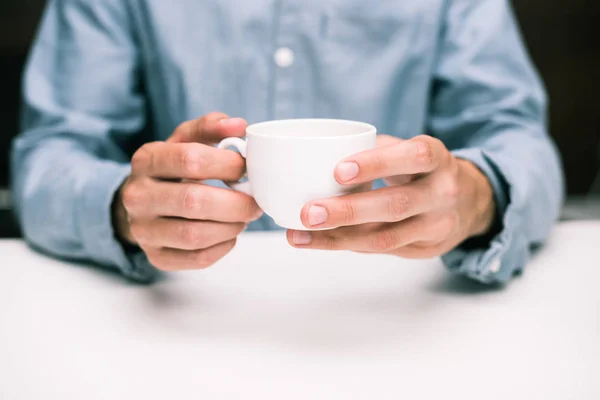 Людина з чашкою кави — стокове фото