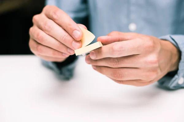 Homme avec des notes collantes — Photo de stock