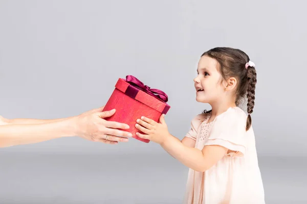 Adorable chica con caja de regalo - foto de stock