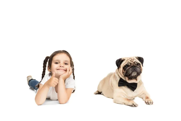 Chica con pug perro - foto de stock