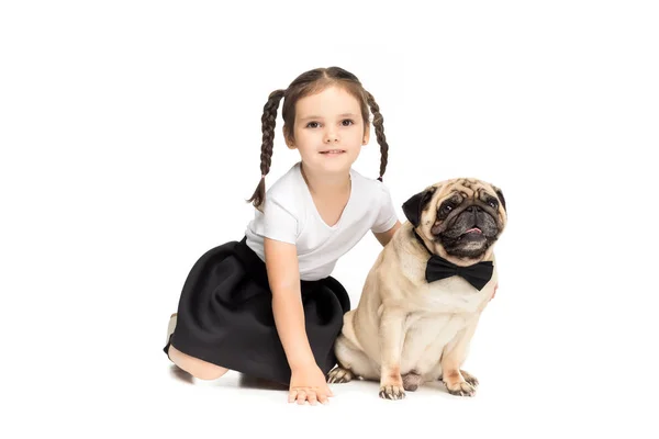 Chica con pug perro - foto de stock