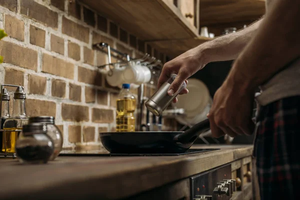 Uomo che prepara le uova per la colazione — Foto stock