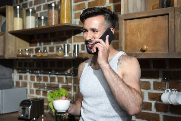 Homem com café falando no smartphone — Fotografia de Stock