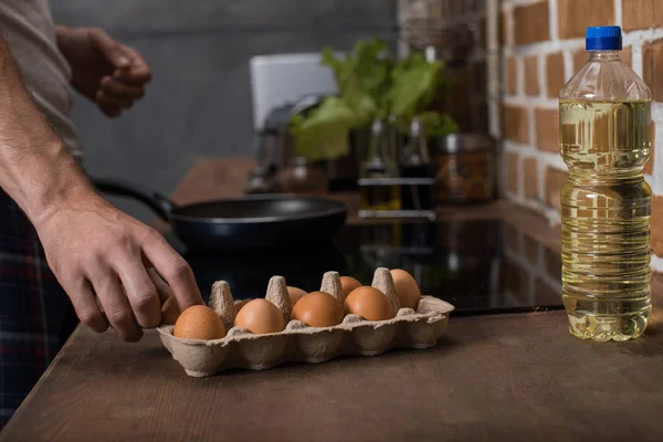 Uomo che prepara il cibo per la colazione — Foto stock