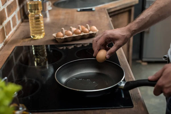 Mann bereitet Essen zum Frühstück zu — Stockfoto