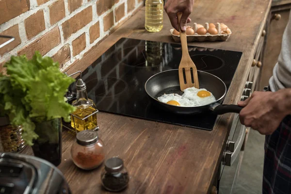 Homem preparando ovos para o café da manhã — Fotografia de Stock