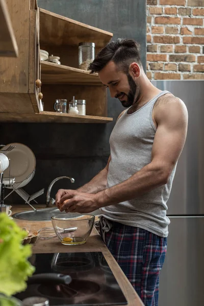 Homem bonito preparando comida — Fotografia de Stock