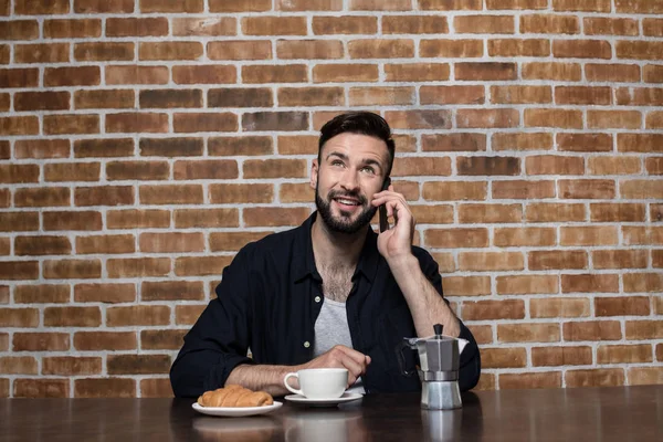 Homem usando smartphone durante o café da manhã — Fotografia de Stock