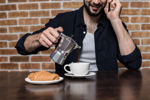 Mann benutzt Smartphone beim Frühstück — Stockfoto