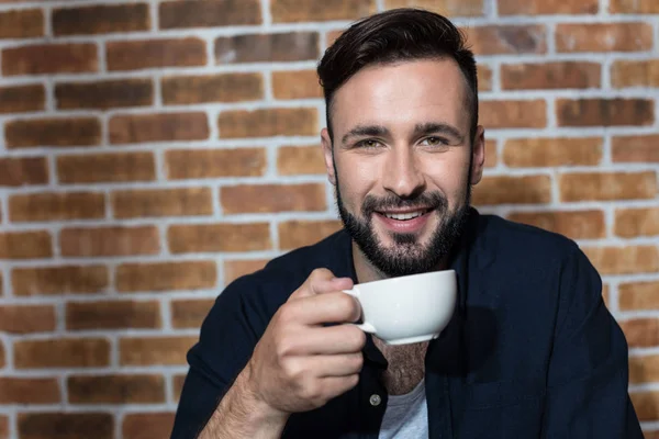 Bärtiger junger Mann trinkt Kaffee — Stockfoto