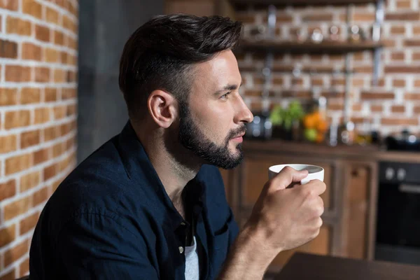 Guapo barbudo hombre bebiendo café - foto de stock