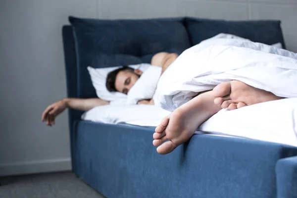 Vista de cerca del hombre durmiendo en la cama - foto de stock