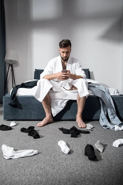 Hombre usando el teléfono inteligente por la mañana - foto de stock