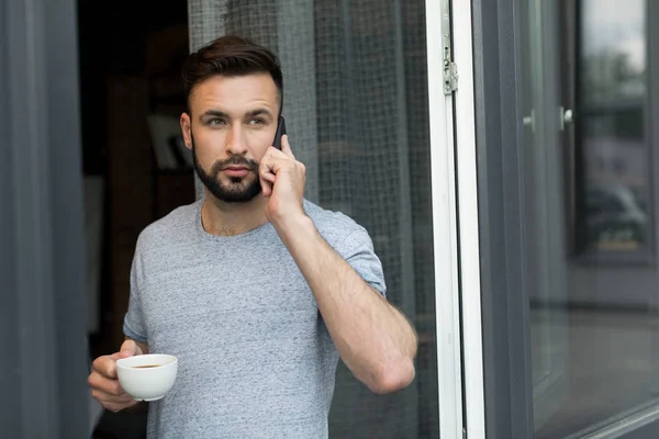Bearded man talking on smartphone — Stock Photo