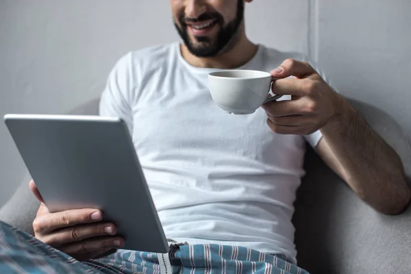 Junger Mann nutzt digitales Tablet — Stockfoto